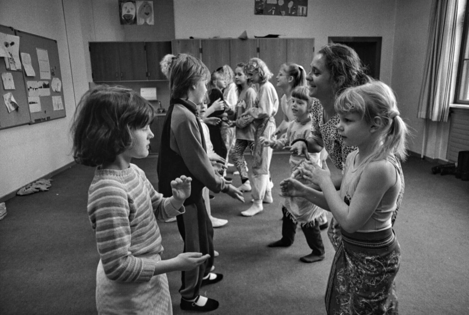 Børn i 1988, der undervises i dans (arkivfoto)