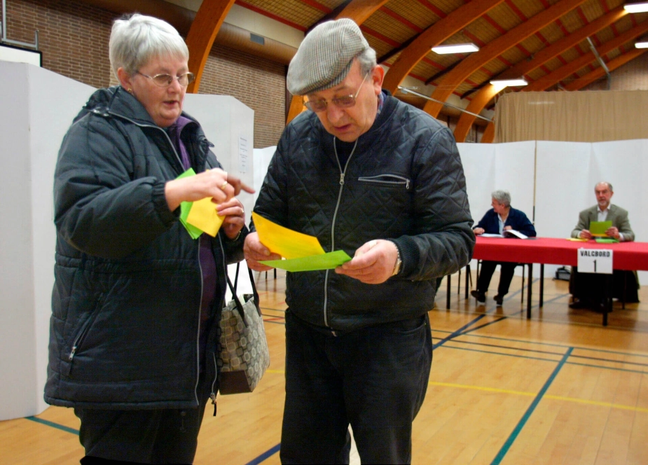 Jelling Kommune afholdt i 2004 folkeafstemning om, hvorvidt de skulle lade sig sammenlægge Vejle eller andre kommuner.