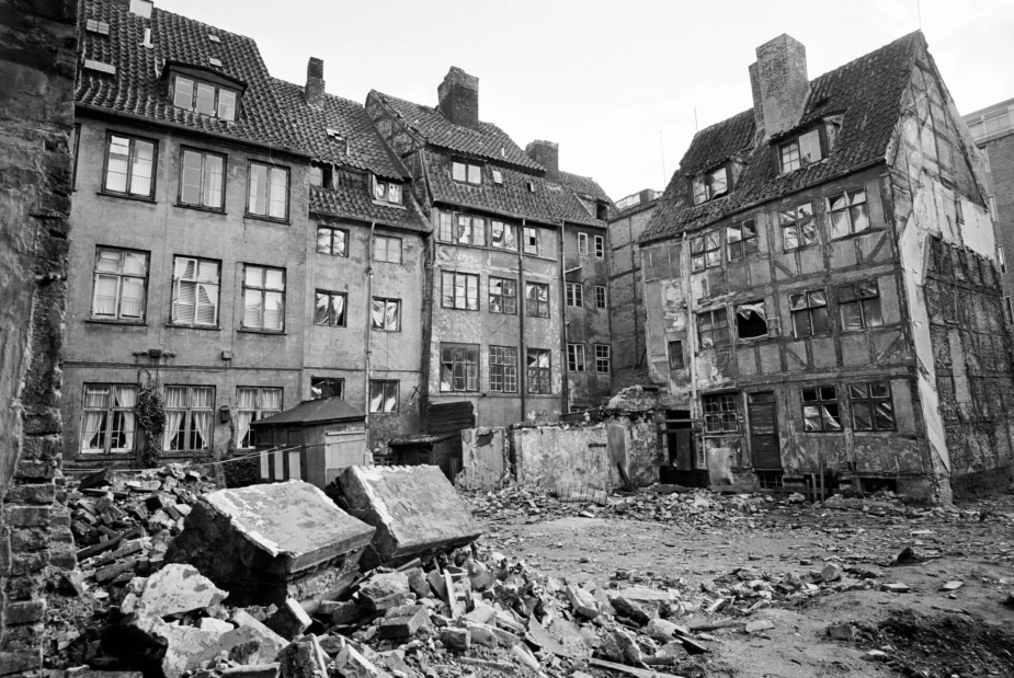 Særligt i efterkrigstiden blev der sat massive indsatser i gang for at løfte både københavnere og frederiksbergerne  ud af de slumtilstande der prægede hovedstaden.