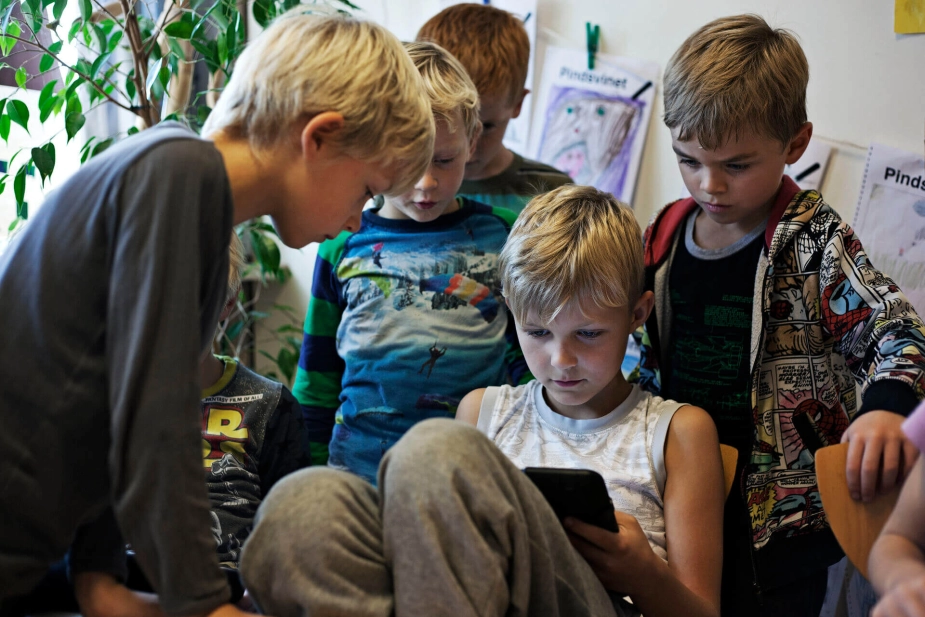 Reglerne vil gælde smartphones og andre elektroniske enheder med adgang til internettet, men dog ikke computere og tablets, der bruges i undervisningen.