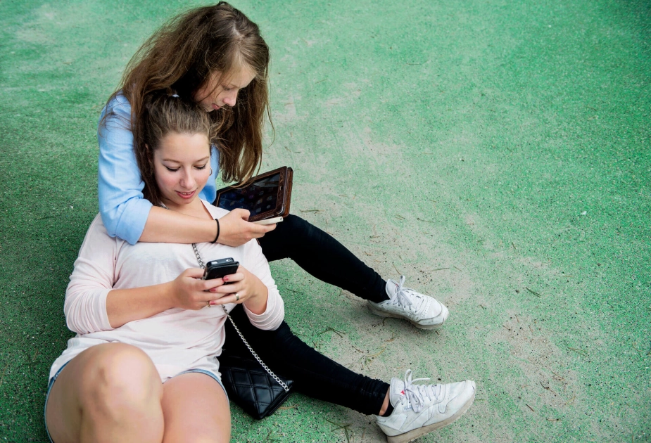 På den nye platform er der bl.a. programmet ‘Ung til yngre’ til grundskolen, hvor ældre elever (6.-8. klasse) bliver udlært som ‘digitale frontløbere’, der kan formidle viden om digitalt liv til de yngre elever (3.-5. klasse).
