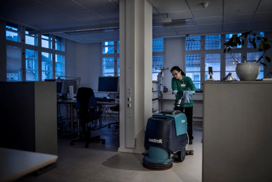 Rengøringsassistenter er steget mere i løn end akademikere siden 2014.