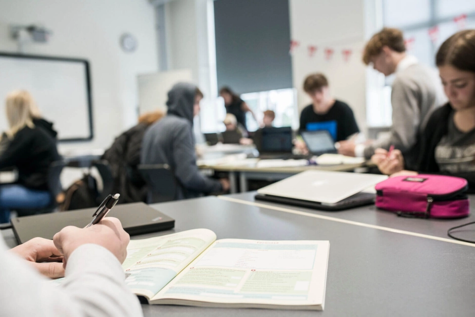De fleste steder er PPR forankret i folkeskolen, hvor de fleste arbejdstimer også bruges.