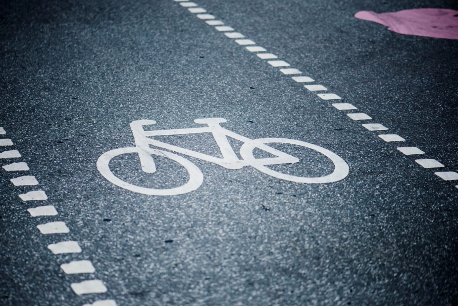 Cykelgade er ikke tryg nok, da der er risiko for sammenstød mellem cykler og biler. (Genrefoto)