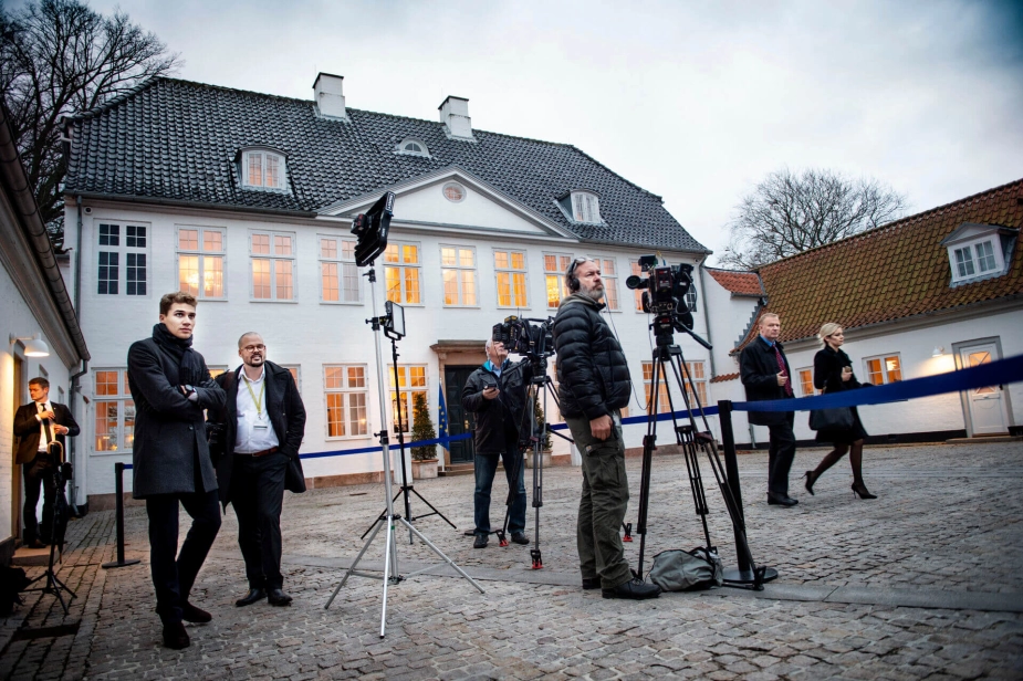 ifølge NB-Beskæftigelses kilder vil SVM-regeringen samt SF, De Konservative og De Radikale, som står bag aftalen om Ungeløftet, konkretisere planerne for det nationale partnerskab ved et topmøde på Marienborg sidst i januar, hvor en række virksomheder, civilorganisationer og repræsentanter fra arbejdsmarkedets vil deltage.