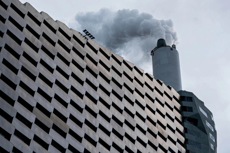 Affaldsområdet er det eneste i klimafremskrivningen, hvor CO2-udledningen ikke ventes at falde frem mod 2030, når der sammenlignes med 2023. CO2-fangst kan dog ændre billedet, men inden udbud om statsstøtte er afgjort, vides det ikke, i hvilket omfang teknologien skal bruges på forbrændingsanlæggene.