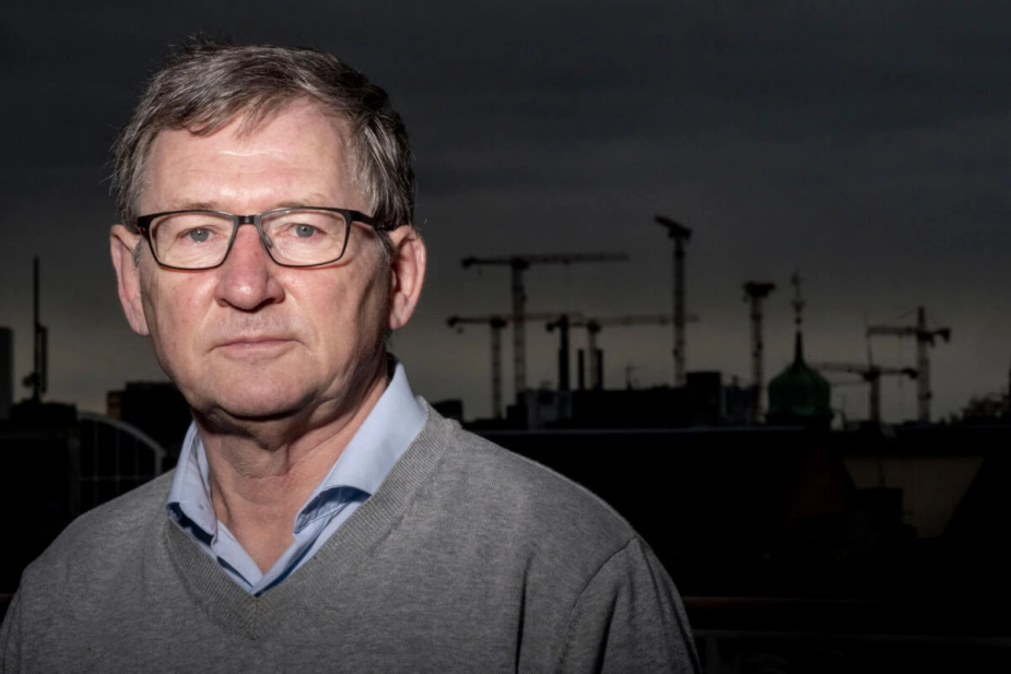 Professor og arbejdsmarkedsforsker ved Roskilde Universitet Bent Greve mener, at det giver god mening at justere reglerne på sygedagpengeområdet med henblik på at skabe et mere værdigt forløb for borgere, der oplever en vanskelig periode med alvorlige sygdomme.