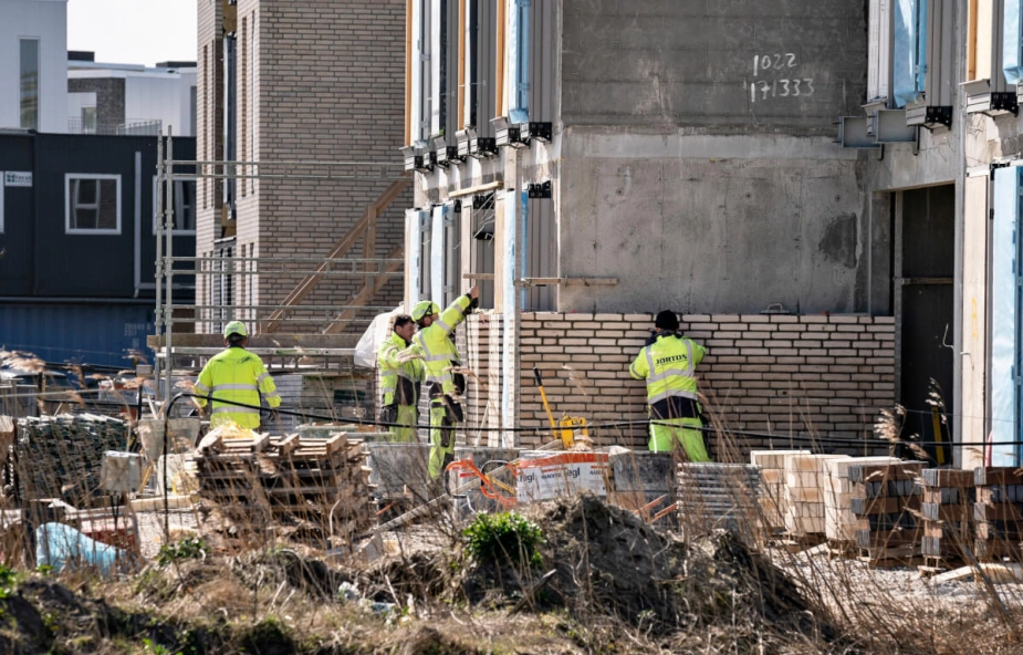 På baggrund af data fra en spørgeundersøgelse af Arbejdstilsynet kan AE konkludere, at hver fjerde lønmodtager med et hårdt fysisk arbejdsmiljø bliver langvarigt syge.