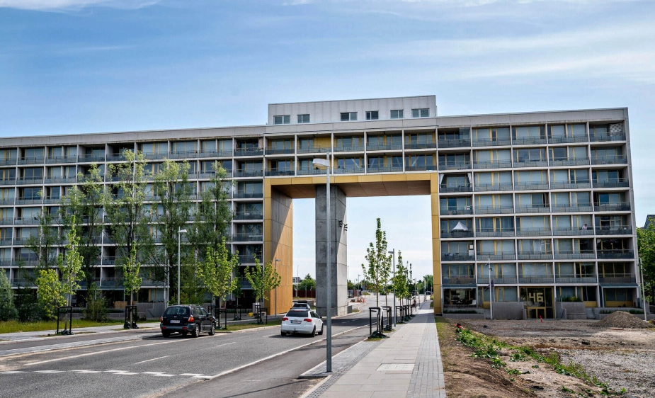 Gellerupparken er på Social- og boligministeriets liste over parallelsamfund. Aarhus Kommune har afventet EU-dommen, før man har villet gå videre med at rive boligblokke ned som led i en milliardombygning, der skal få området af listen.