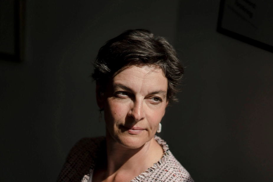 "Ledere skal både forstå AI-teknologien og kunne omsætte den til ansvarlig og strategisk rammesætning i organisationen og for den enkelte medarbejder. Derfor er det bekymrende, at tre ud af ti ikke har fået den nødvendige træning,” siger Sara Vergo, formand for Djøf.