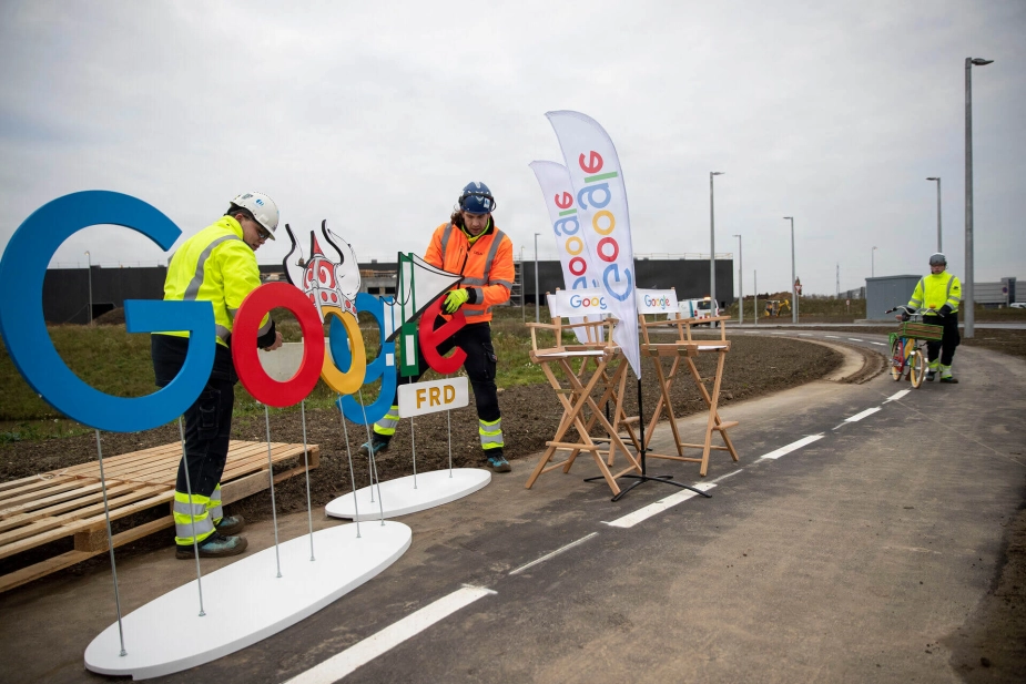 I november 2020 åbnede Google et milliarddyrt datacenter i Fredericia. De tre 'hyperscale' datacentre, som Meta, Apple og Google i dag driver i Danmark, er blandt de største enkeltforbrugere af el i Danmark. I de kommende år udbygges flere datacentre, og det lægger større pres på Energinet.
