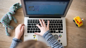 Minister vil lave forsøg med onlineskoler: Nu kan kommunerne søge om deltagelse