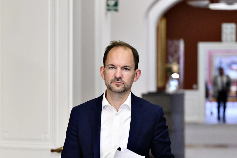 Skatteminister Jeppe Bruus (S) gør det i et svar til Folketinget s Skatteudvalg helt klart, at det er op til kommuner at ændre plangrundlaget for de boligområder, hvor boligejerne får et stort skattesmæk af en teoretisk mulighed for at udstykke deres grund.