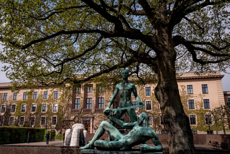 En overflod af byggesager får medarbejdere til at arbejde flere lørdage frem til sommerferien.