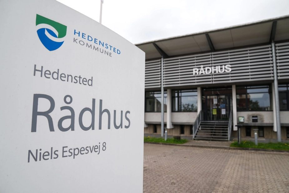Medarbejderne på Hedensted Rådhus har i øjeblikket travlt med at løse nye statslige kontroller, og samtidig skal de finde penge til at betale en 20 procent forhøjelse af revisionsregningen.