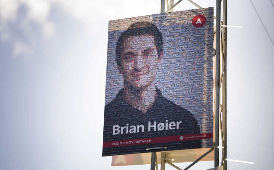 Brian Høier blev i 2021 valgt til regionsrådet – blandt andet med denne særegne valgplakat, der går stik imod anbefalingen om et tydeligt motiv.