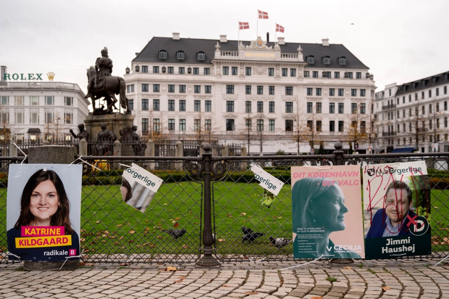Iturevne og overtegnede valgplakater ved Kongens Nytorv i forbindelse med sidste kommunalvalg.