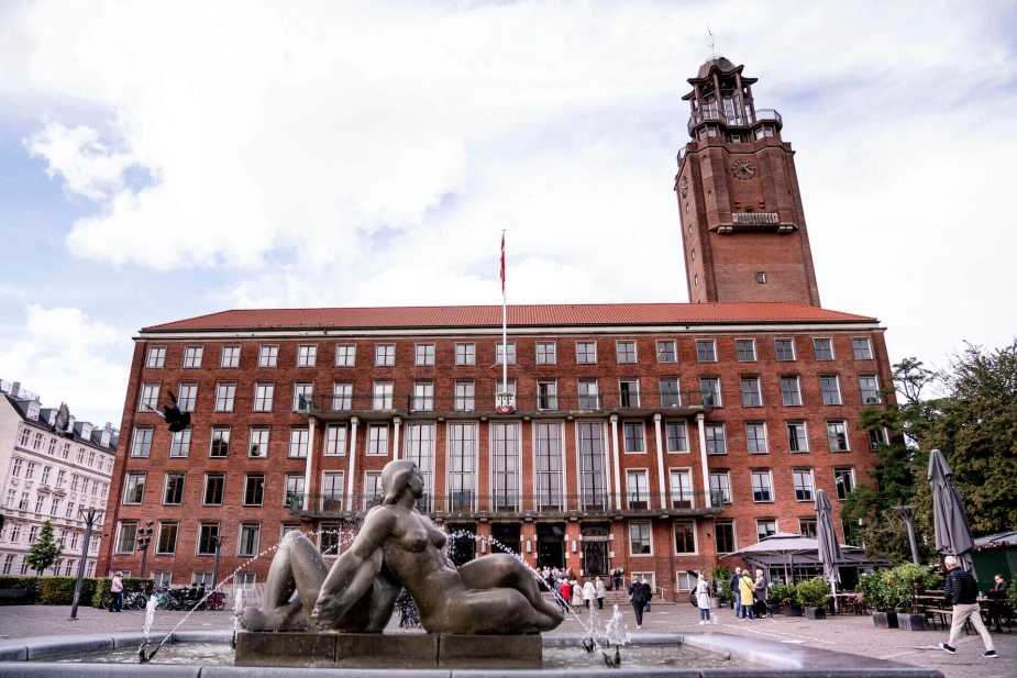 I Frederiksberg er borgerrådgiveren, som også tager sig af whistleblowerhenvendelser, ansat direkte under kommunalbestyrelsen og er dermed fri af forvaltningen.