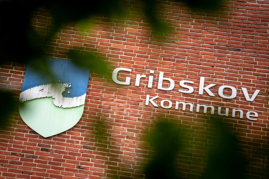 "Vi har haft et klart ønske om at finde besparelser, der i mindst mulige grad påvirker borgere og medarbejdere. For de berørte vil det naturligvis opleves tungt. Men det er, situationen taget i betragtning, lykkedes at nå i mål med en god del af de nødvendige besparelser," siger borgmester Trine Egetved (K)