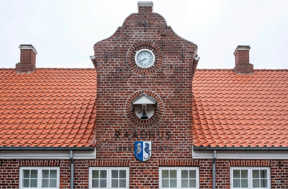 En flertalsgruppe på Fanø vil have KL til at gå ind i sag om fyret medarbejder.