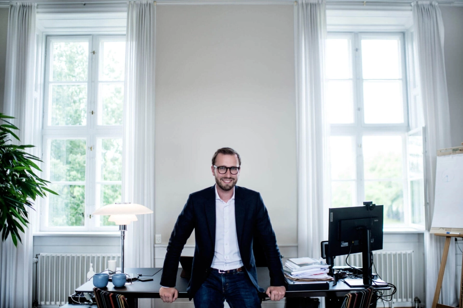 "Jeg synes ikke længere, at det hænger sammen med at være den far, jeg gerne vil være for mine to sønner på henholdsvis to år og fem måneder," siger Christoffer Lilleholt.