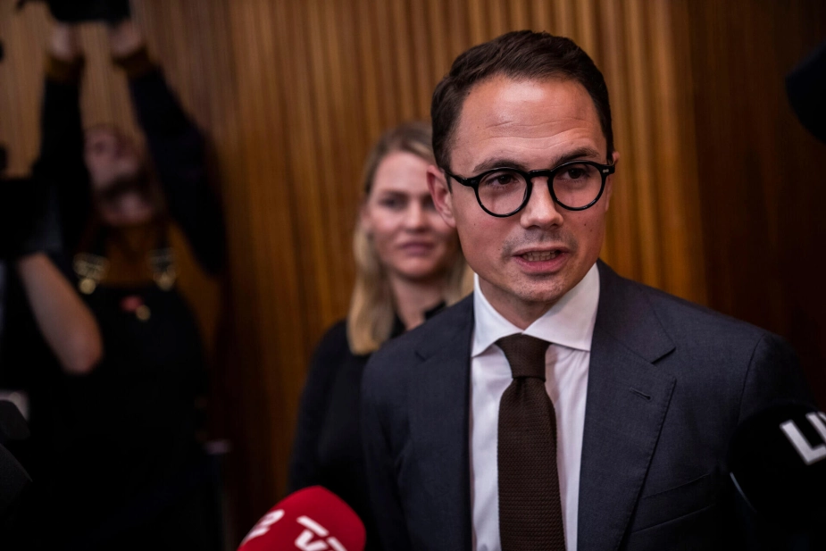 Tidligere Frederiksberg-borgmester Simon Aggesen rådgiver i dag ejendomsudvikleren Christian Fischer. Det nævnte han ikke, da han opfordrede sine følgere til at støtte sin arbejdsgivers badehotelsprojekt.