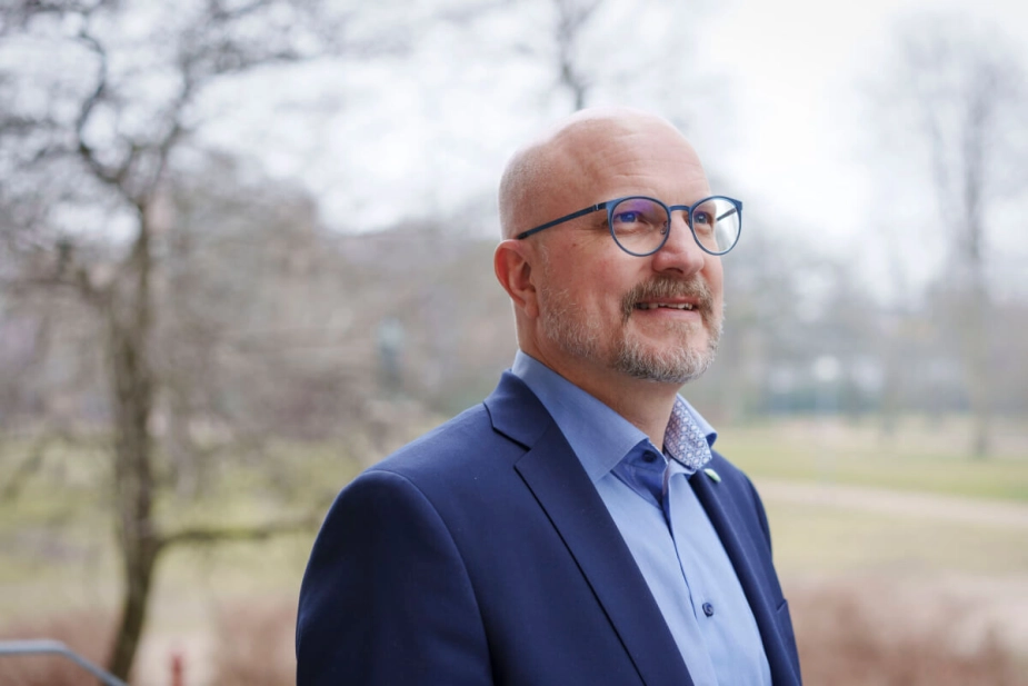 Borgmester Jesper Greth (V) fra Rebild Kommune går ind for kommunesammenlægninger, fordi nogle kommuner er for små. Han er klar til, at det i sidste ende kan gå ud over ham selv.