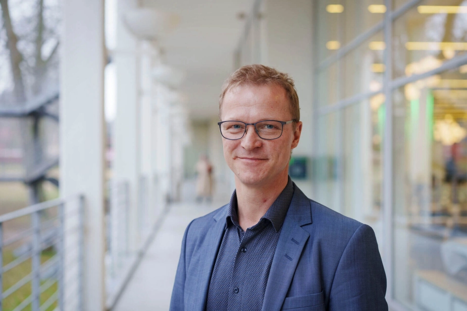 "De nye byråd rundt omkring i landet har en kæmpestor opgave i at være dem, der formidler samarbejdet og er samlende, så alle folk bliver ved bordet," siger KL's klima- og miljøformand, Johannes Lundsfryd (S), om det forestående arbejde med grøn trepart.
