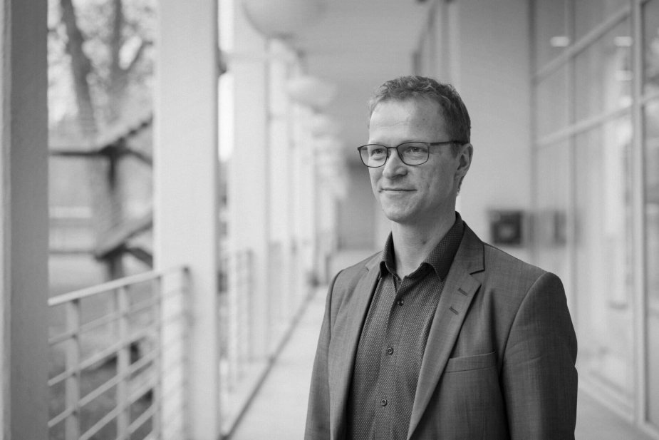 ”Det samlede, danske beredskab er en national forpligtelse, og hvis ikke regeringen vil prioritere det borgernære beredskab, så er kommunerne nødt til at øge beredskabsudgifterne på bekostning af de øvrige velfærdsopgaver,” siger Johannes Lundsfryd Jensen (S), formand for Klima og Miljøudvalget i KL.