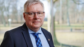 Borgmester kæmper videre med at holde byrådsmøder på sporet