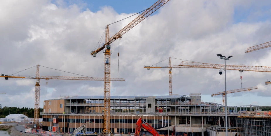 Analysen fra Arbejderbevægelsens Erhvervsråd viser, at beskæftigelsens udvikling sjældent følger virksomhedernes forudgående forventninger. Det gælder både i industrien, byggeriet og detailhandlen.