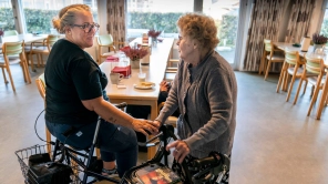 Anbefalinger: Sådan bliver det nemmere at bruge velfærdsteknologi i ældreplejen