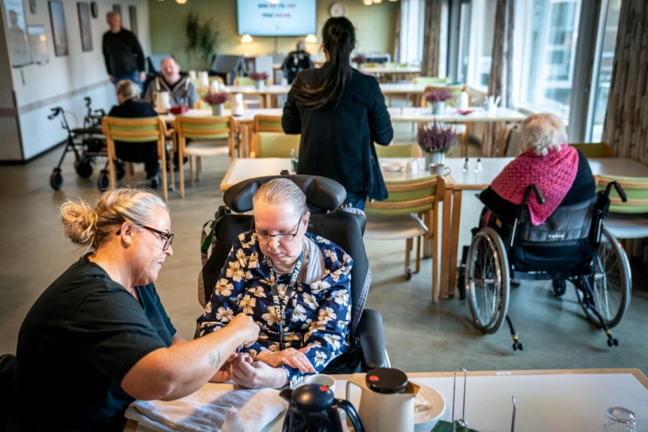Det giver større arbejdsglæde og lavere sygefravær, hvis man indretter ældreplejen mere fleksibelt i forhold til de ansatte. Det er erfaringen fra et plejecenter i Viborg Kommune, som har arbejdet intensivt med fleksible arbejdstider.