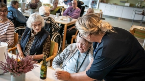 Om ti år kan der mangle 23.000 ansatte i ældreplejen