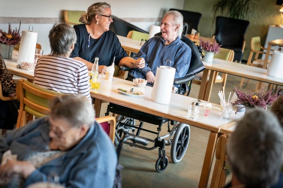 Landets ældre skal ikke regne med, at ældrereformen som lovet træder i kraft 1. juli. Og det skyldes ikke bare forhold ude i kommunerne, for Ældreministeriet har heller ikke kunne løse deres del af opgaven til tiden.