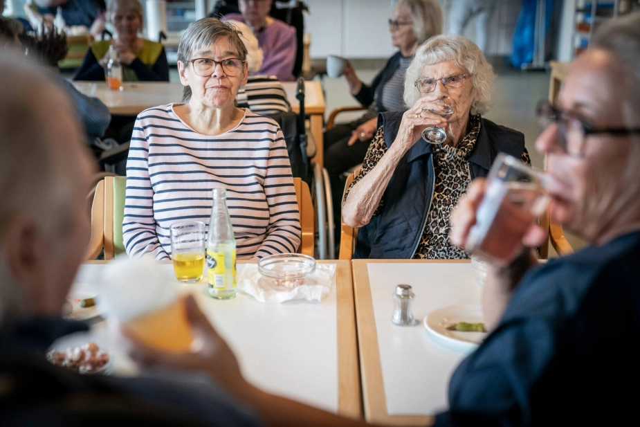 "Vi skal bruge tid på at sikre en værdig ældrepleje og ikke på bureaukrati," siger ældreminister Mette Kierkgaard (M).
