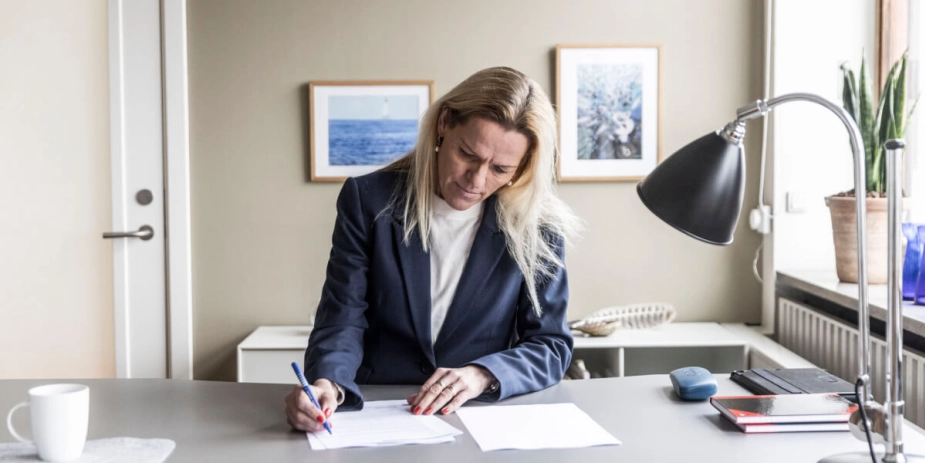 Kommunerne behøver ikke at vente på det politiske arbejde, men kan allerede nu selv vælge at integrere sygeplejerskerne i helhedsplejen og faste teams, siger ældreminister Mette Kierkgaard (M).