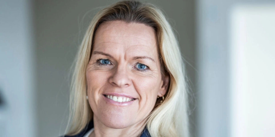 Ældreminister Mette Kierkgaard (M) er glad for nu endelig at kunne fortælle, at sygeplejedelen bliver integreret i helhedsplejen.