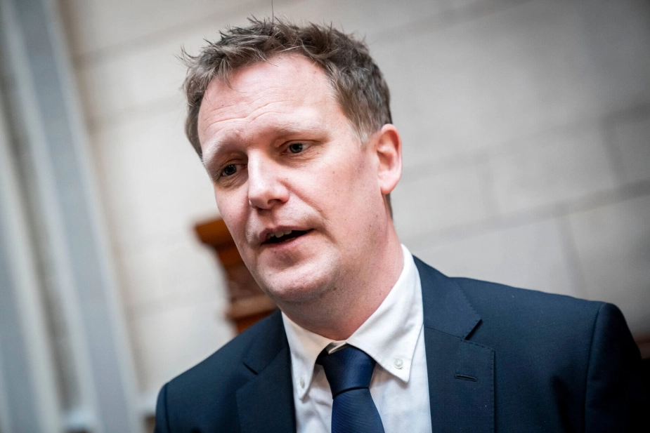 "Jeg tror også på, at vi kan gøre det billigere end i dag, men på nogle områder er jeg bange for, at besparelserne vil gå ud over vores faglighed og vores mulighed for at hjælpe borgerne godt på vej," siger borgmester for beskæftigelse og integration i Københavns Kommune, Jens-Kristian Lütken (V).