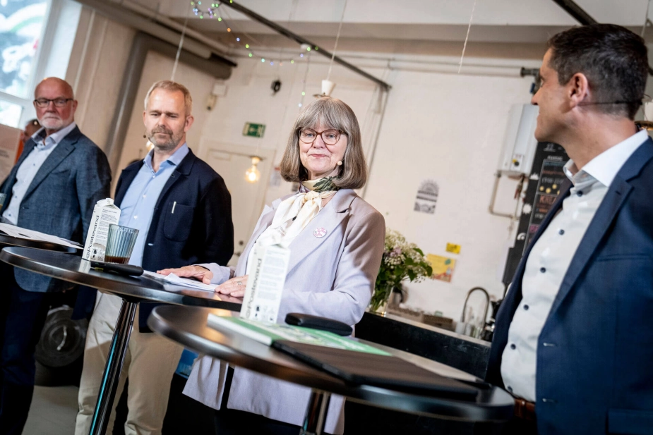 Reformkommissionen foreslår, at regeringen skal bede Finansieringsudvalget undersøge, hvordan det kan undgåes, at kommunerne taber penge, når de følger regeringens ønske om at få socialt udsatte borgere i job. Fra højre Per B. Christensen formand 3F, professor Jon Kvist, professor Nina Smith og professor Philipp Schröder.
