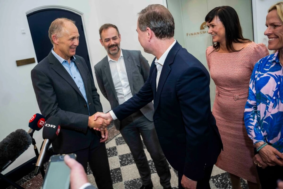 Tilfredshed efter sidste års indgåelse af en økonomiaftale hos blandt andre KL-formand Martin Damm og finansminister Nicolai Wammen.