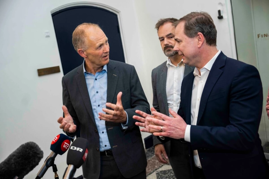 KL-formand Martin Damm, næstformand i KL Jacob Bundsgaard og finansminister Nicolai Wammen efter indgåelsen af økonomiaftalen for 2024.