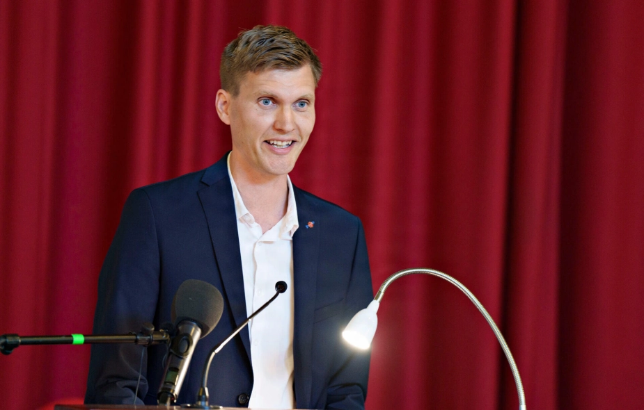 "Sammen med FOA opfordrer vi kraftigt til, at det bliver en central del af et kommende regeringsgrundlag," siger formand for KL’s Socialudvalg, Lasse Frimand Jensen.