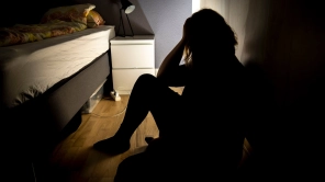 Efter ny rapport: Socialminister kalder på bedre indsats mod psykisk vold