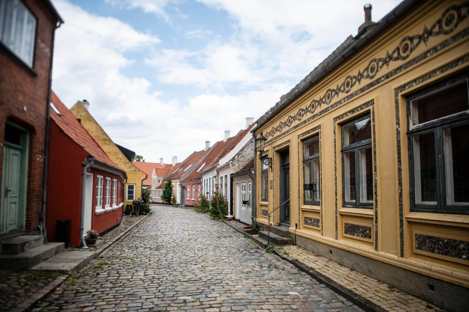 På Ærø er der udfordringer med at håndhæve bopælspligten. Afbefolkning af dele af øen gør, at flere huse står tomme.
