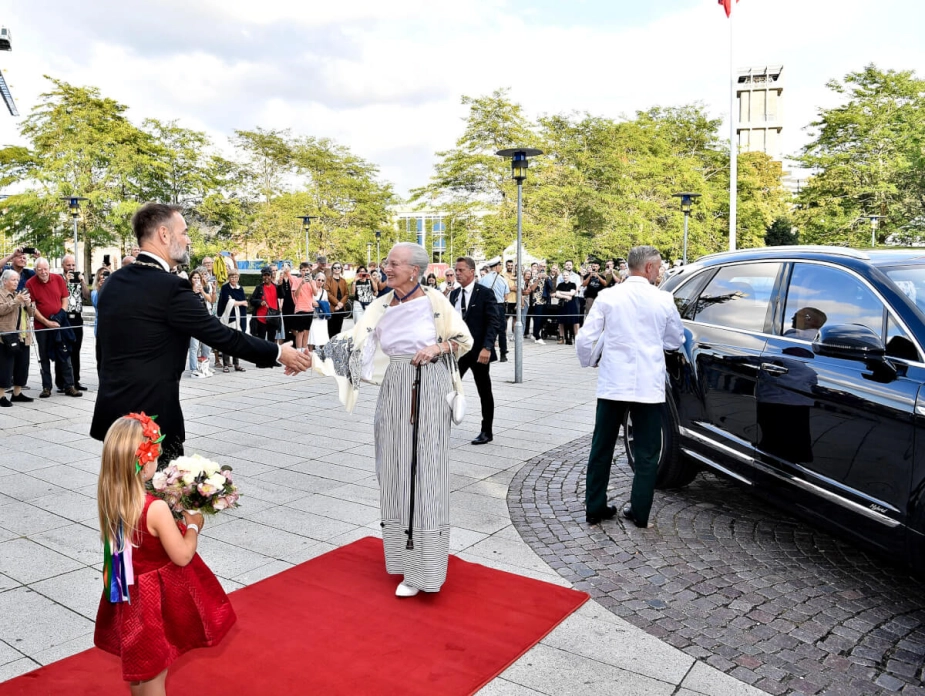 Jacob Bundsgaard hilser på dronning Margrethe i forbindelse med åbningen af Aarhus Festuge 2023.