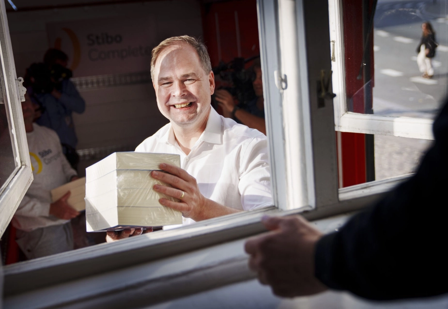Finansministeren lover, at den statslige administration skal reduceres yderligere.