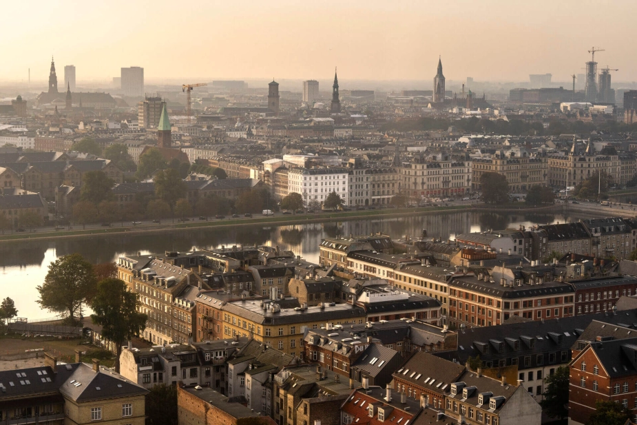 I Københavns Kommune er antallet af højtlønnede væsentligt højere end landsgennemsnittet, og der er forholdsmæssigt mange akademikere ansat. Det bidrager til højere administrationsomkostninger.