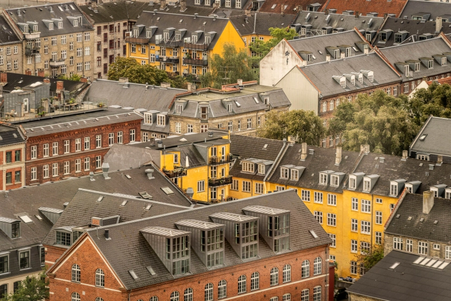 "I dag er det sværere at pege på, hvorfor priserne stiger så voldsomt, og hvorfor prisstigningen er så koncentrerede omkring København. Og når der er noget, man ikke kan forklare, er der grund til at være en lille smule bekymret," siger boligøkonom ved Nordea Lise Nytoft Bergmann ifølge DR.