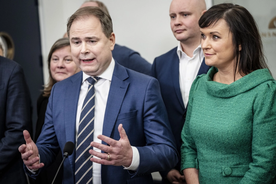 Finansministeriet garanterer nu, at regeringen ikke vil kræve fremrykning af de administrative besparelser i kommuner og regioner for at finansiere fremrykning af lønløft i trepartsaftale.
